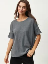 Remera verde oliva de tejido waffle con cuello redondo y mangas cortas.