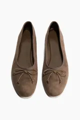 Ballerinas clásicas color marrón topo, de gamuza, con punta redonda, moño decorativo y forro de satén.