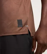 Remera deportiva negra de poliéster y elastano, con tecnología Dry, cuello redondo, manga corta y estampa jacquard.