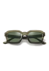 Lentes de sol Eco Shades modelo Romano con montura cuadrada azul traslúcido y lentes grises. Fabricados con acetato biodegradable y lentes de PMMA reciclado.