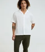 Pantalón skinny de sarga color gris, con cierre de botón y cremallera, cintura con trabillas y bolsillos.