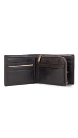 Billetera de cuero color marrón oscuro con interior con visor, tarjeteros y doble compartimento para billetes.