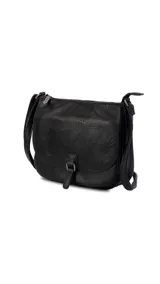 Bandolera negra de cuero sintético con correa larga regulable, tapa con broche metálico y cierre superior. Incluye bolsillo principal, bolsillos internos organizadores y bolsillo trasero con cierre.