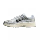 Championes urbanos Nike P-6000 color plateado y blanco con detalles en negro.