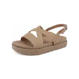 Sandalias bajas color beige con tiras anchas cruzadas en el empeine y pulsera al tobillo con hebilla.