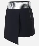 Minifalda negra cruzada de bengalina con cintura ancha de lentejuelas plateadas.