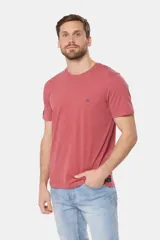 Remera celeste de manga corta con cuello redondo y bordado pequeño en el pecho. Corte clásico.