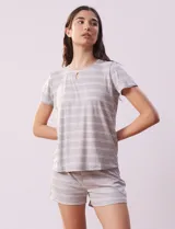 Conjunto de pijama gris a rayas horizontales blancas, compuesto por una remera de manga corta con cuello redondo y un short con cintura elastizada.