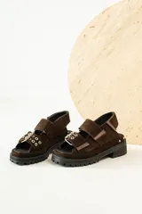 Sandalias de cuero color verde oliva con suela track y hebillas plateadas.