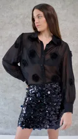 Minifalda negra cubierta de lentejuelas brillantes, con cintura elástica.