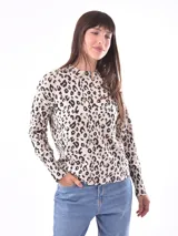 Sweater de tejido de punto con estampado animal print de leopardo en tonos beige, negro y marrón.