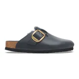 Zueco Boston de cuero azul con hebilla dorada ajustable, plantilla anatómica de corcho y látex, y forro de piel de cordero.