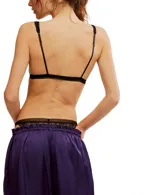 Bralette negro de encaje con forro color piel, breteles finos regulables y espalda con cierre de gancho.