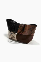 Bolso tipo shopper de gran tamaño con diseño patchwork en cuatro bloques. Presenta paneles en cuero negro liso, cuero con estampado de serpiente marrón oscuro, cuero con estampado de serpiente beige y gamuza marrón oscuro en la base. Tiene dos asas largas de cuero negro y un cierre superior.