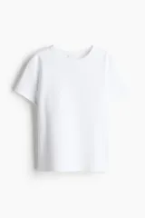 Remera blanca de algodón con cuello redondo ribeteado acanalado y mangas cortas.