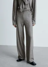 Pantalón palazzo de punto fino color gris topo, con cintura elástica y tiro alto. Diseño largo y holgado.