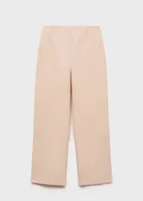 Pantalón de vestir color beige, de tiro medio y corte recto. Confeccionado en algodón con forro interior de poliéster. Presenta trabillas, dos bolsillos laterales y cierre oculto de botón, gancho y cremallera.