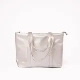 Bolso tipo tote bag plateado con textura granulada, cierre superior y doble asa de hombro.