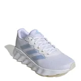 Championes Adidas Switch Move blancos con detalles celestes. Capellada de malla técnica ligera con refuerzos sintéticos, entresuela de EVA y suela Adiwear de goma.