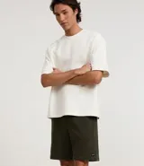 Bermuda masculina de corte slim fit, color marrón, confeccionada en algodón con felpa. Presenta cintura elástica con cordón ajustable y bolsillos laterales.