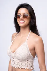 Top color crudo, tejido al crochet, con escote halter y espalda descubierta.