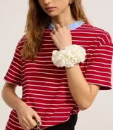 Remera de mangas cortas con cuello redondo contrastante y rayas horizontales.