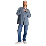 Chaqueta oversized de denim a rayas verticales azules y blancas, con cuello clásico, cierre frontal con botones metálicos, mangas largas con puños abotonados, dos bolsillos de parche en el pecho y bolsillos laterales.