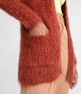 Campera alargada de punto con textura de peluche, color ladrillo.