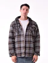 Campera tipo camisa con capucha gris, forrada con piel sintética color crema. Diseño a cuadros en tonos gris, marrón y beige.