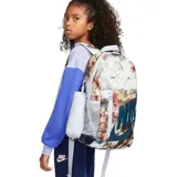 Mochila Nike Elemental con estampado abstracto en tonos beige, marrón y rojo. Logo de Nike en azul. Incluye un compartimento principal con cierre, un bolsillo frontal con cierre, un bolsillo lateral de malla y un estuche desmontable para lápices.