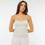 Camiseta gris de punto de canalé con tirantes finos y escote corazón.