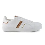 Zapatillas deportivas blancas con detalle de estampado animal print, diseñadas para ofrecer comodidad y estilo.