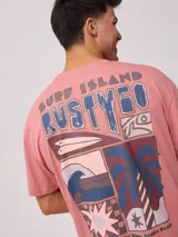 Remera color crudo de algodón con estampa en la espalda con motivos playeros y la frase "Surf Island Rusty Go".