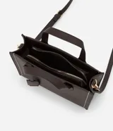 Cartera tipo satchel estructurada de color marrón oscuro, con costuras decorativas en contraste color crema en los laterales. Posee asas superiores cortas y una correa larga ajustable y desmontable. Los herrajes son de color dorado.