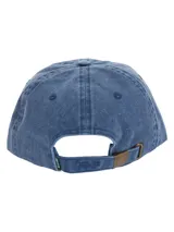 Gorro unisex de algodón color celeste con visera curva y logo de pato bordado en azul marino en el frente.