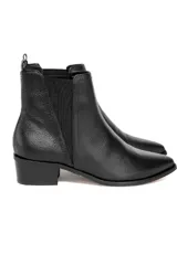 Botas negras de cuero con elásticos laterales, taco bajo y punta fina.