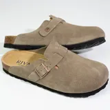 Zuecos de cuero gamuzado color beige, con plantilla anatómica de corcho, suela de goma negra y hebilla lateral ajustable.