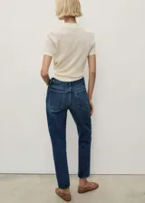 Pantalón de jean azul de corte mom, con tiro alto, cinco bolsillos y cierre de cremallera y botón.