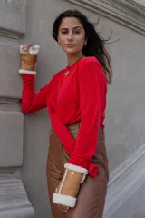 Remera beige de manga larga con nudo en la cintura.