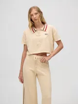 Chomba corta color rojo, con cuello camisero con rayas celestes y negras, logo bordado en el pecho y mangas cortas.