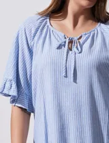Blusa celeste con rayas verticales blancas, escote redondo con cordón ajustable y mangas cortas con volados.