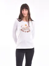 Remera verde militar de manga larga con cuello en V y estampado floral en tonos naranja.