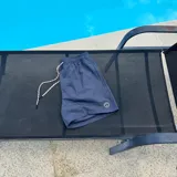 Short de baño verde esmeralda con cintura elástica y cordón ajustable.