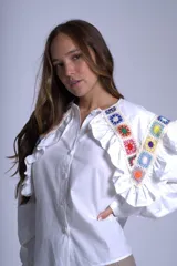 Camisa color crema con cuello Claudine y bordado de crochet multicolor.