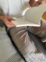 Pantalón de pijama de franela con diseño escocés, elástico en la cintura y dos bolsillos.