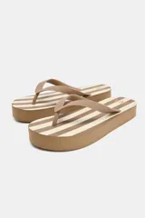 Sandalias tipo ojotas rojas con plataforma y estampado de rayas horizontales blancas en la plantilla.