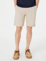 Bermuda color beige con cordón ajustable en la cintura.