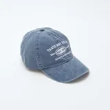 Gorra de gabardina azul con visera curva y ajuste trasero con hebilla metálica. Estampado frontal con la leyenda "Track and Field East Coast Est. 1978 Sports Symposium".
