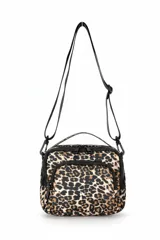 Bandolera con estampado animal print de leopardo, con cierre de cremallera en el compartimento principal y bolsillos frontales con cierre. Incluye asa de mano y correa ajustable para el hombro.