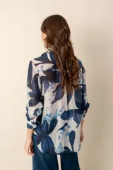 Camisa de dama estampada con palmeras color azul.